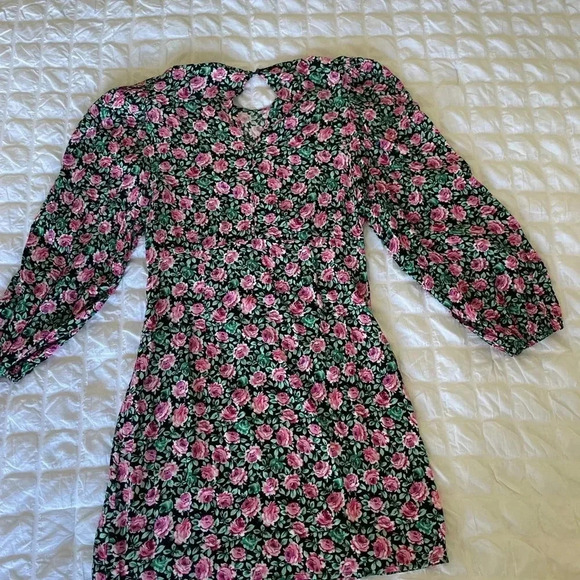 Blogger Favorite Zara ditzy floral puff sleeve mini dress - Picture 9 of 12